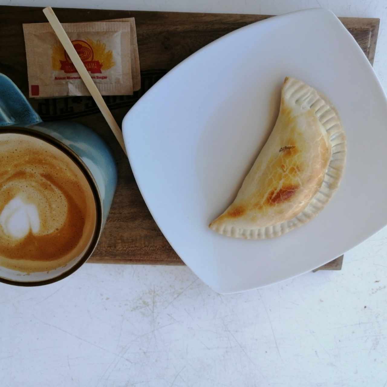 Latte con empanada caresse