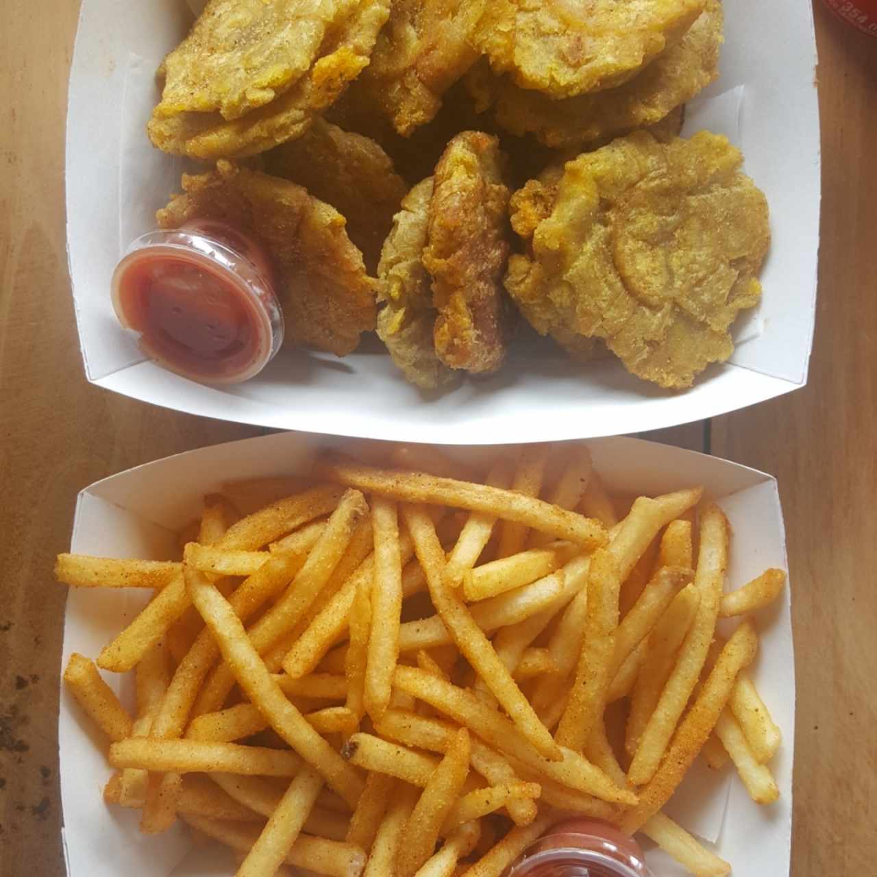 Patacones y papas fritas