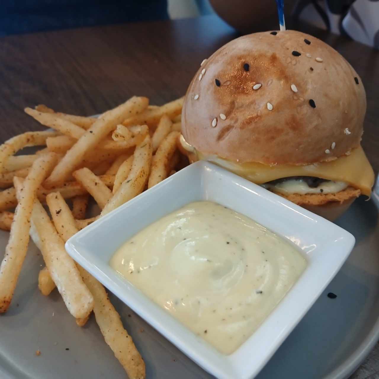 Hamburguesa con queso y papas