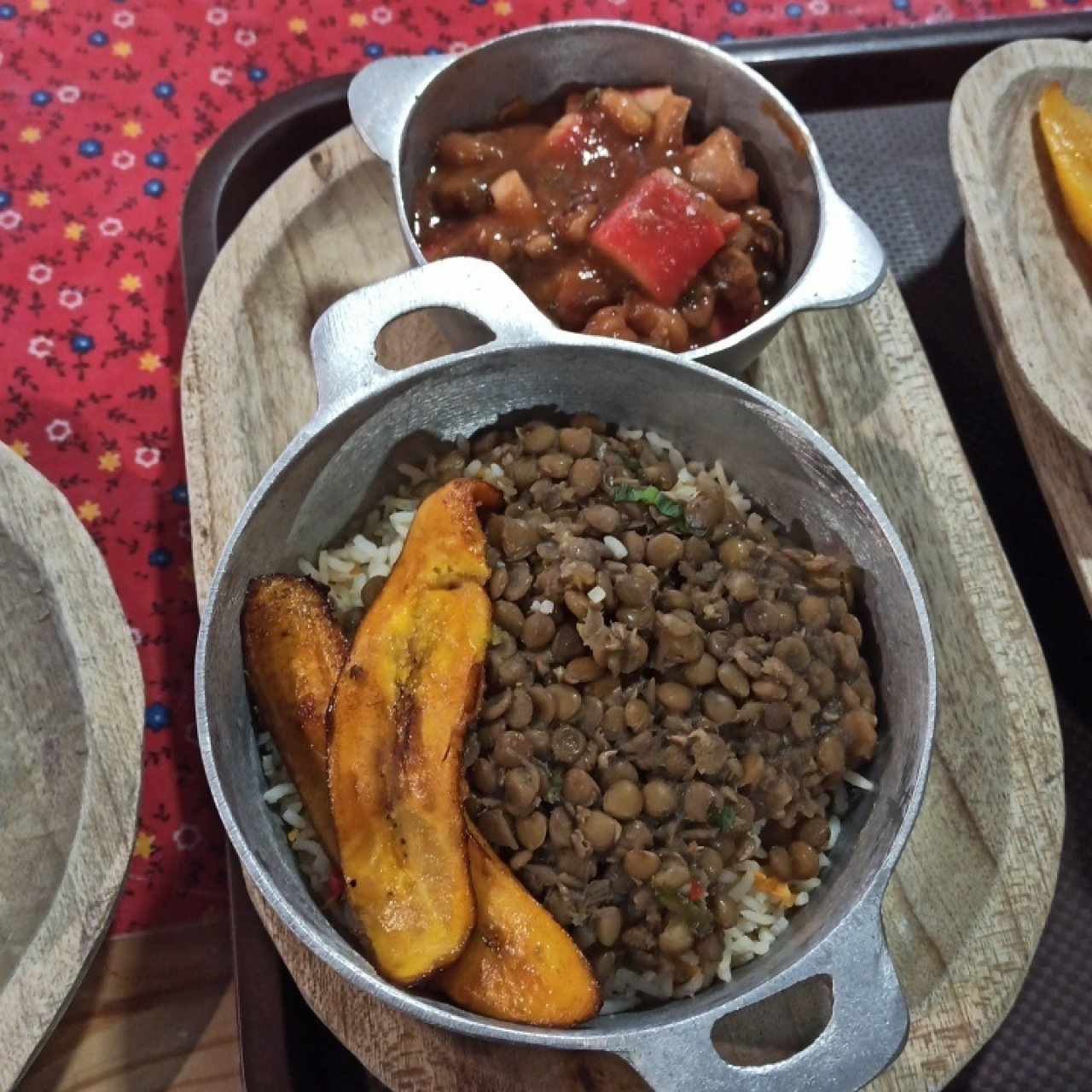 Cazuela de mariscos/ arroz con vegetales, lenteja y tajada 