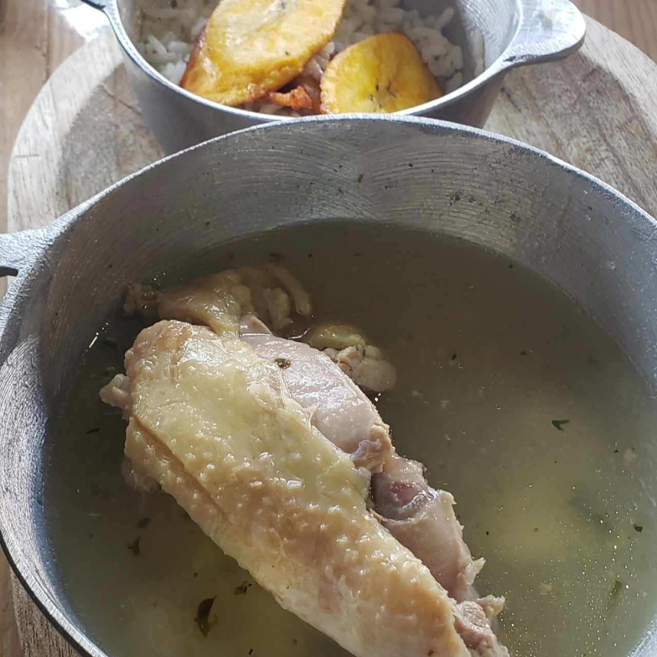 Sancocho de gallina de patio, arroz y tajadas