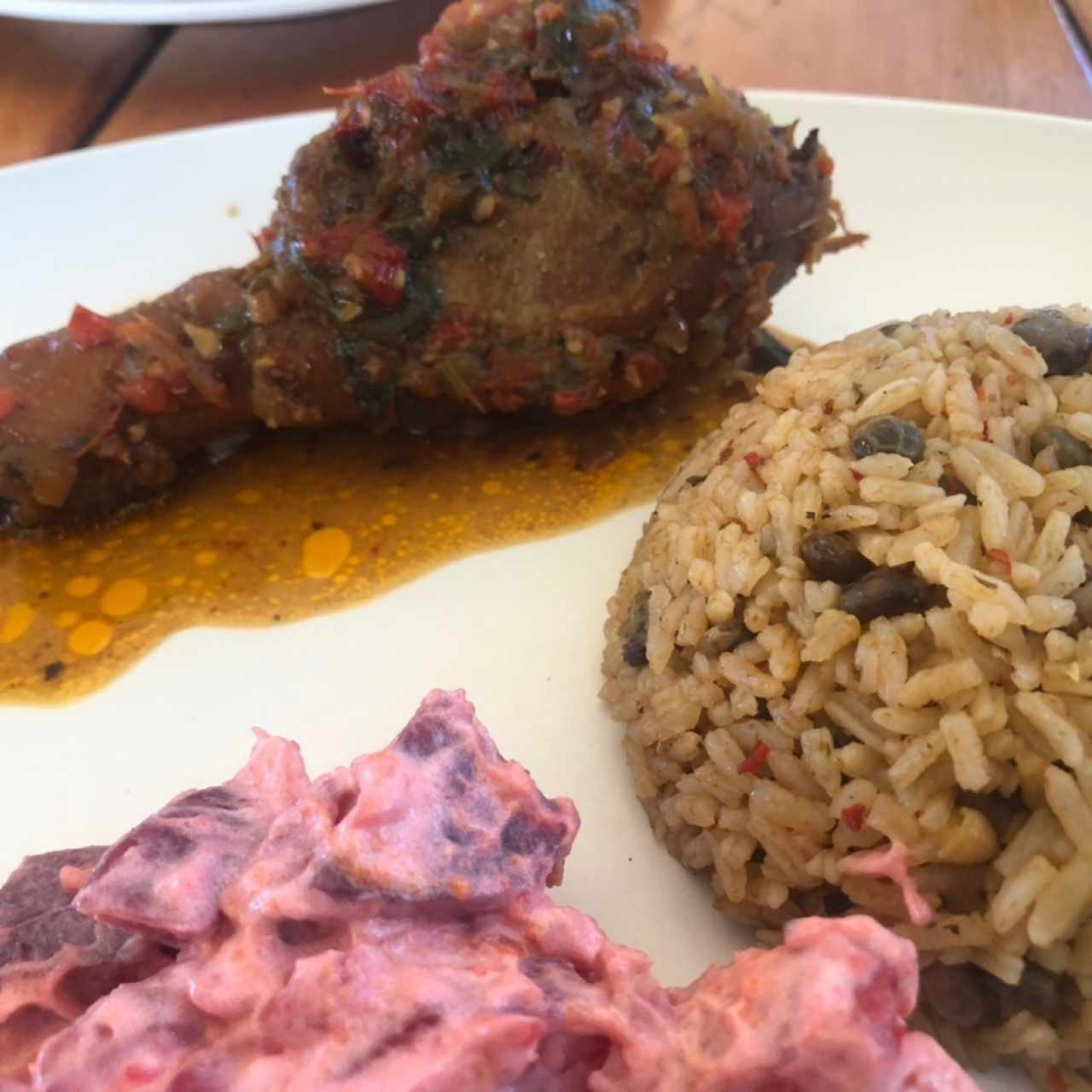 Gallina guisada, arroz de guadú y ensalda roja