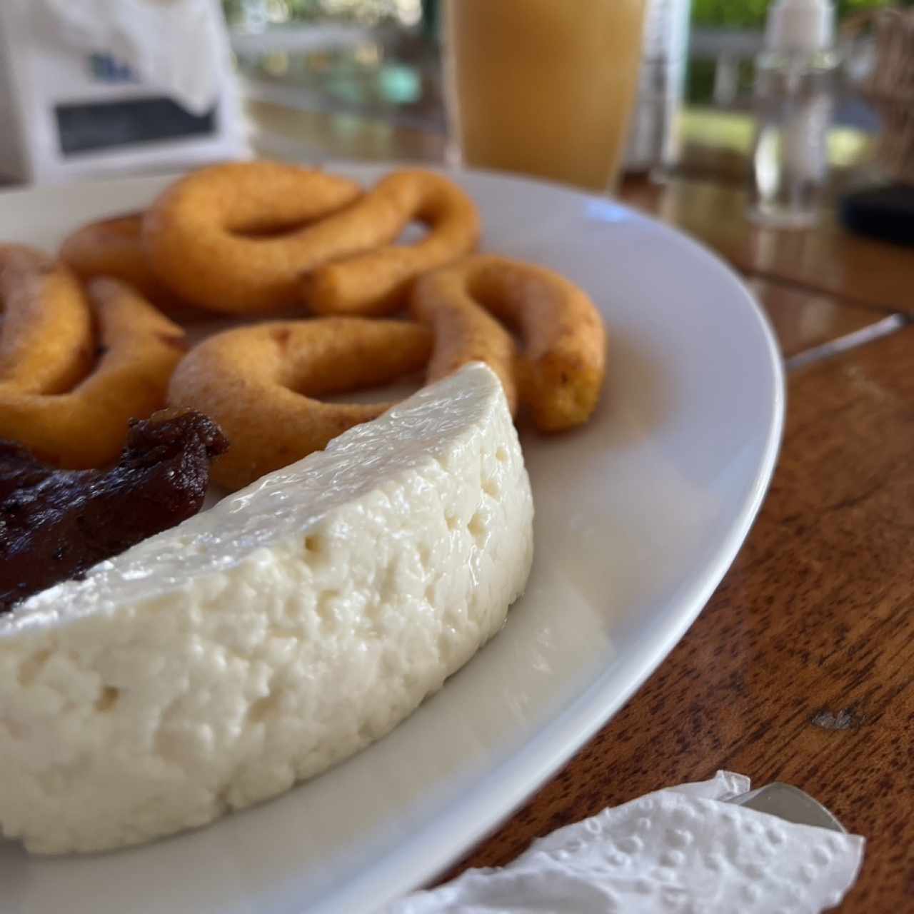 Almojabanos, puerco ahumado y queso nacional