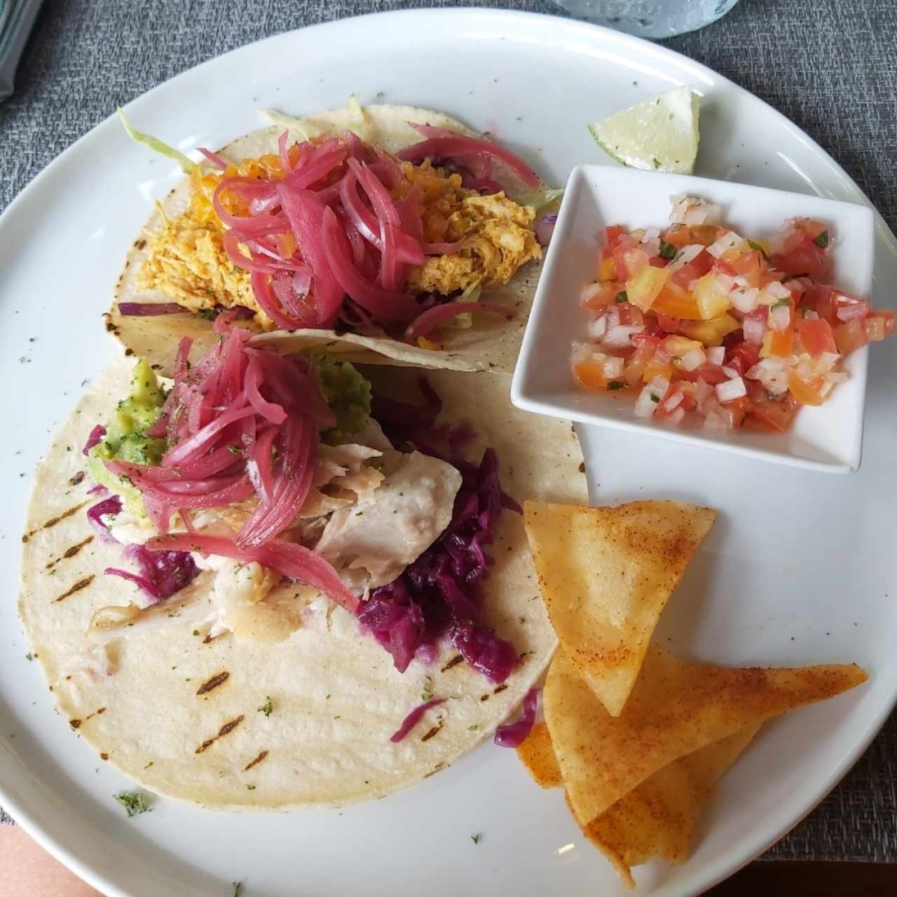 taco mixto de pollo y pescado