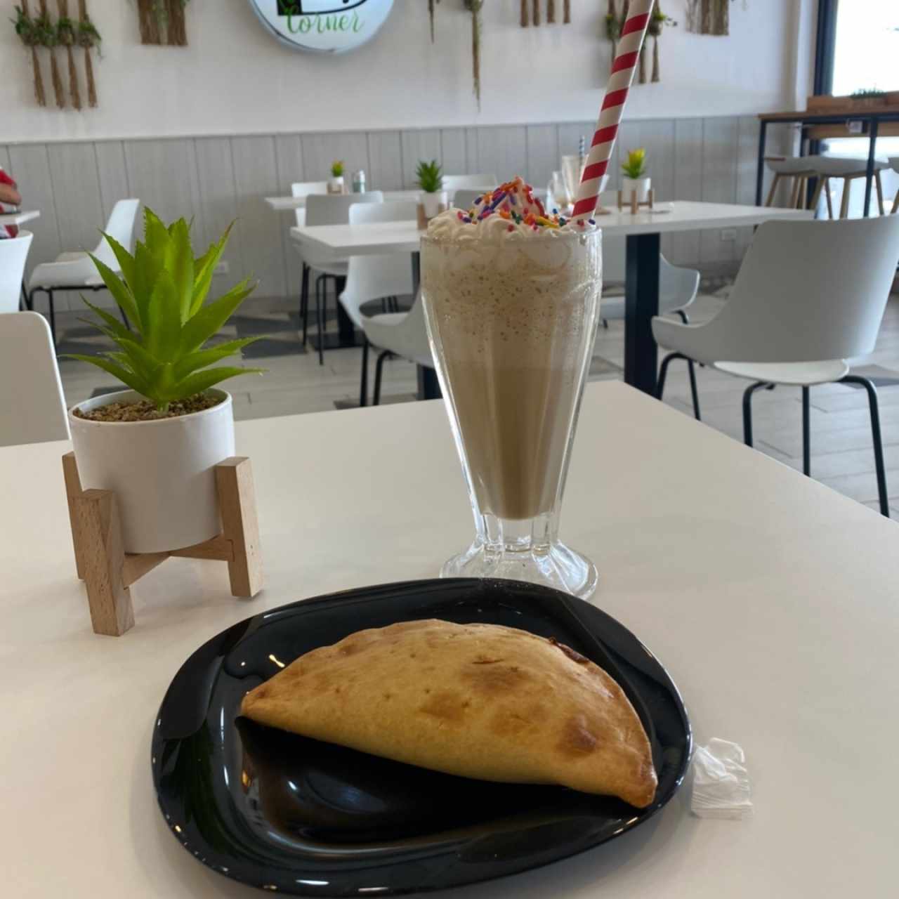 Empanadas de espinaca y frappe de vainilla 