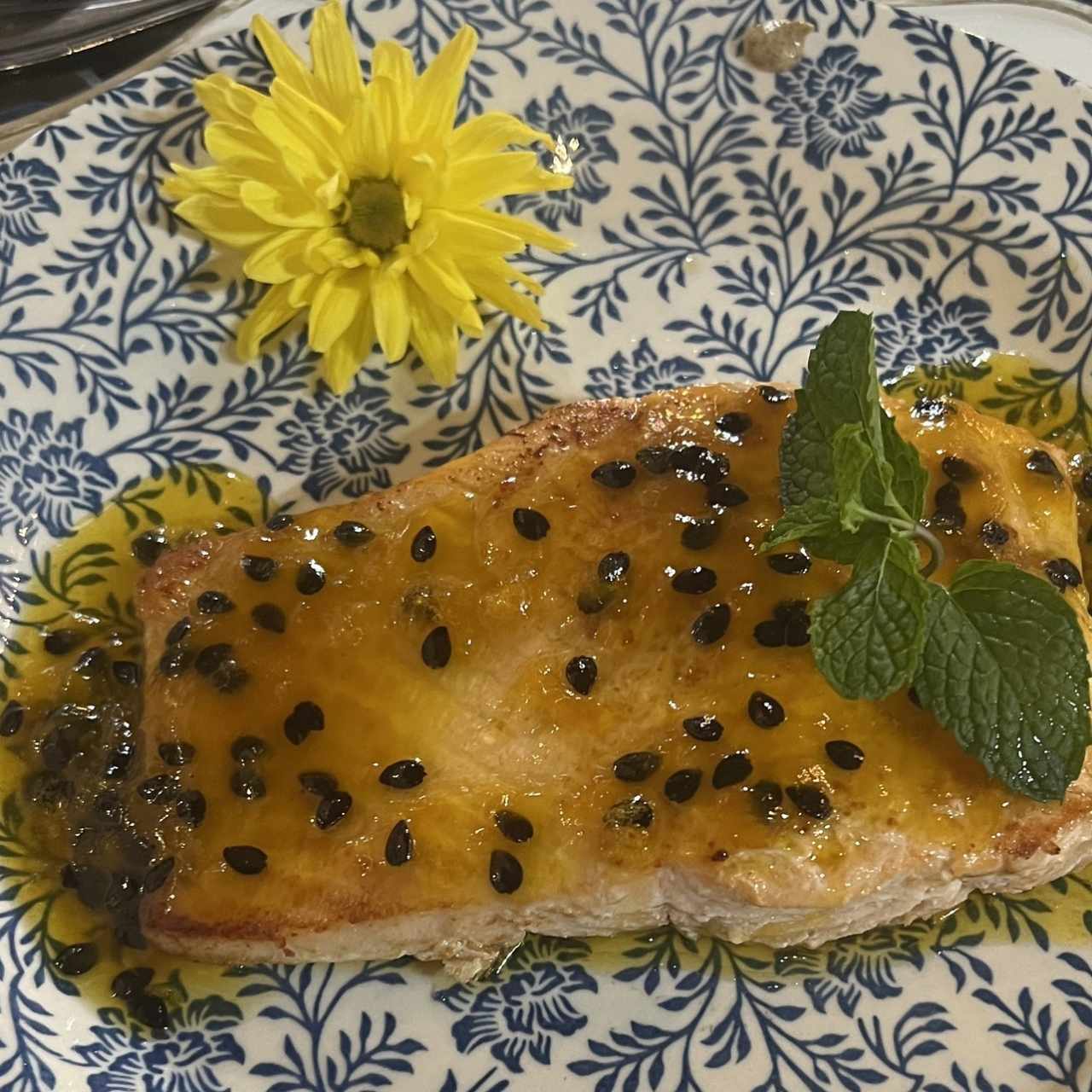 Salmon bañado en salsa de maracuya