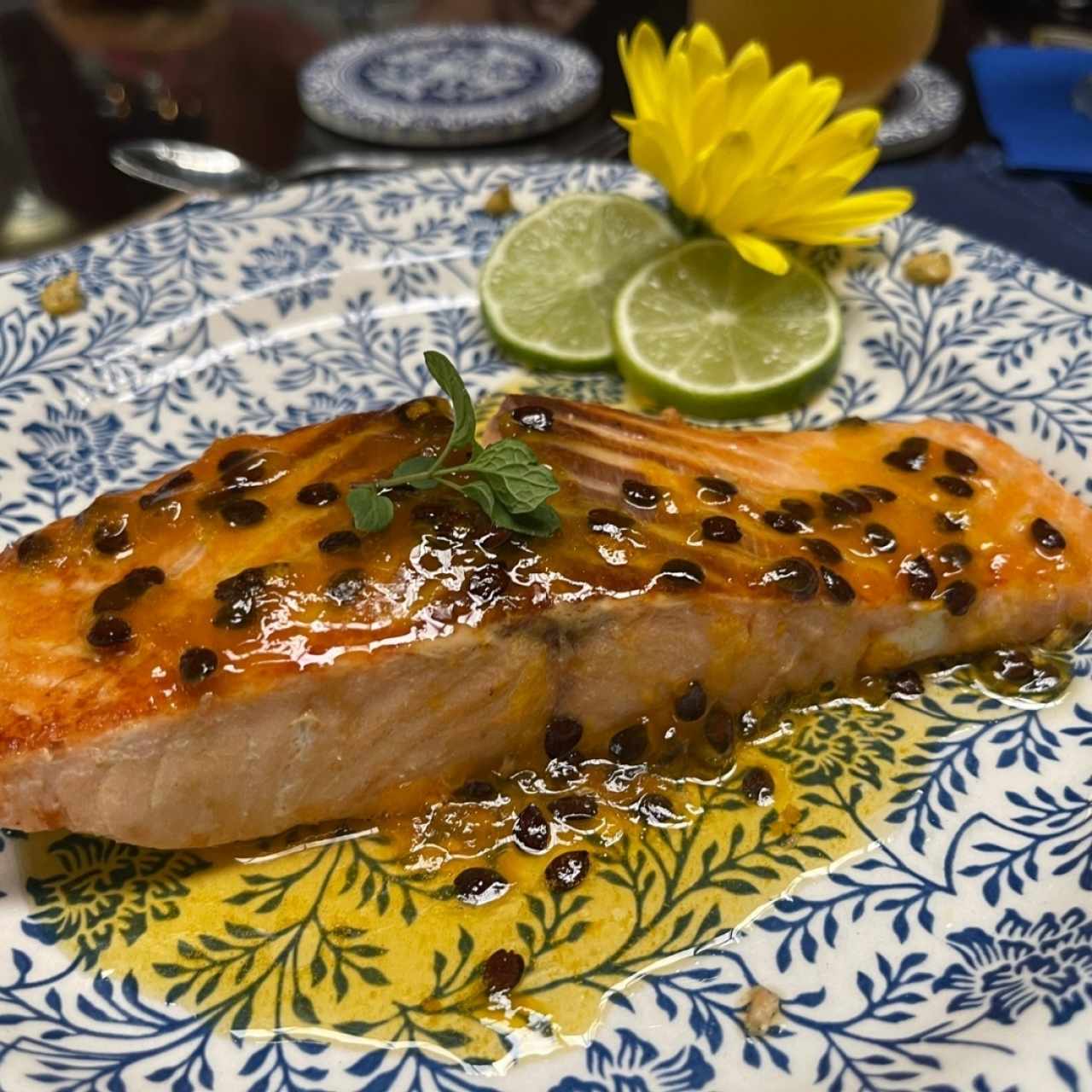 Salmón con salsa de maracuya