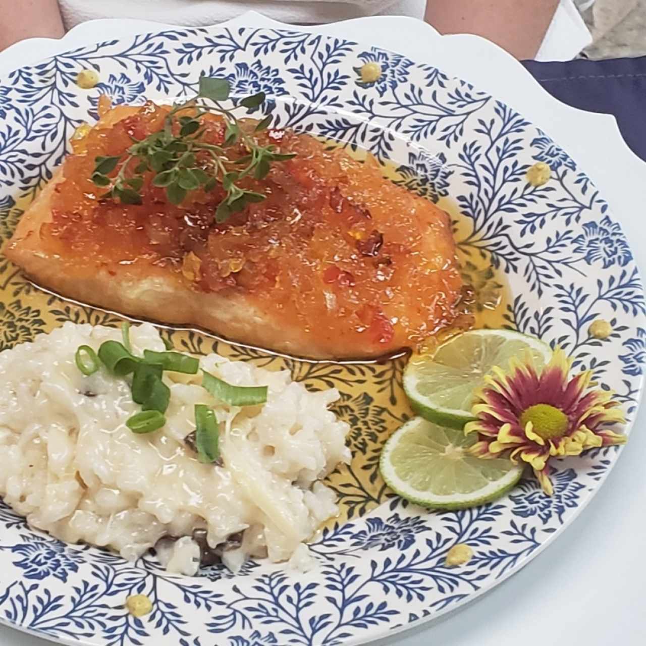 Salmon con chutney de piña y risotto de champiñones