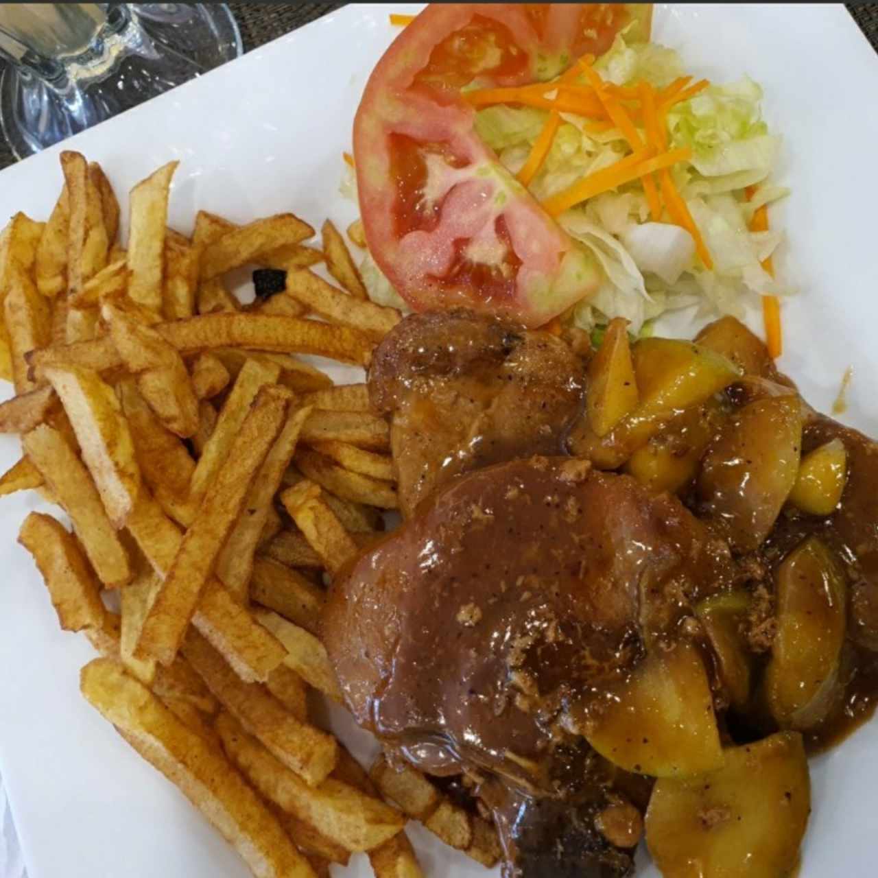 chuletas de puerco en salsa de manzana 