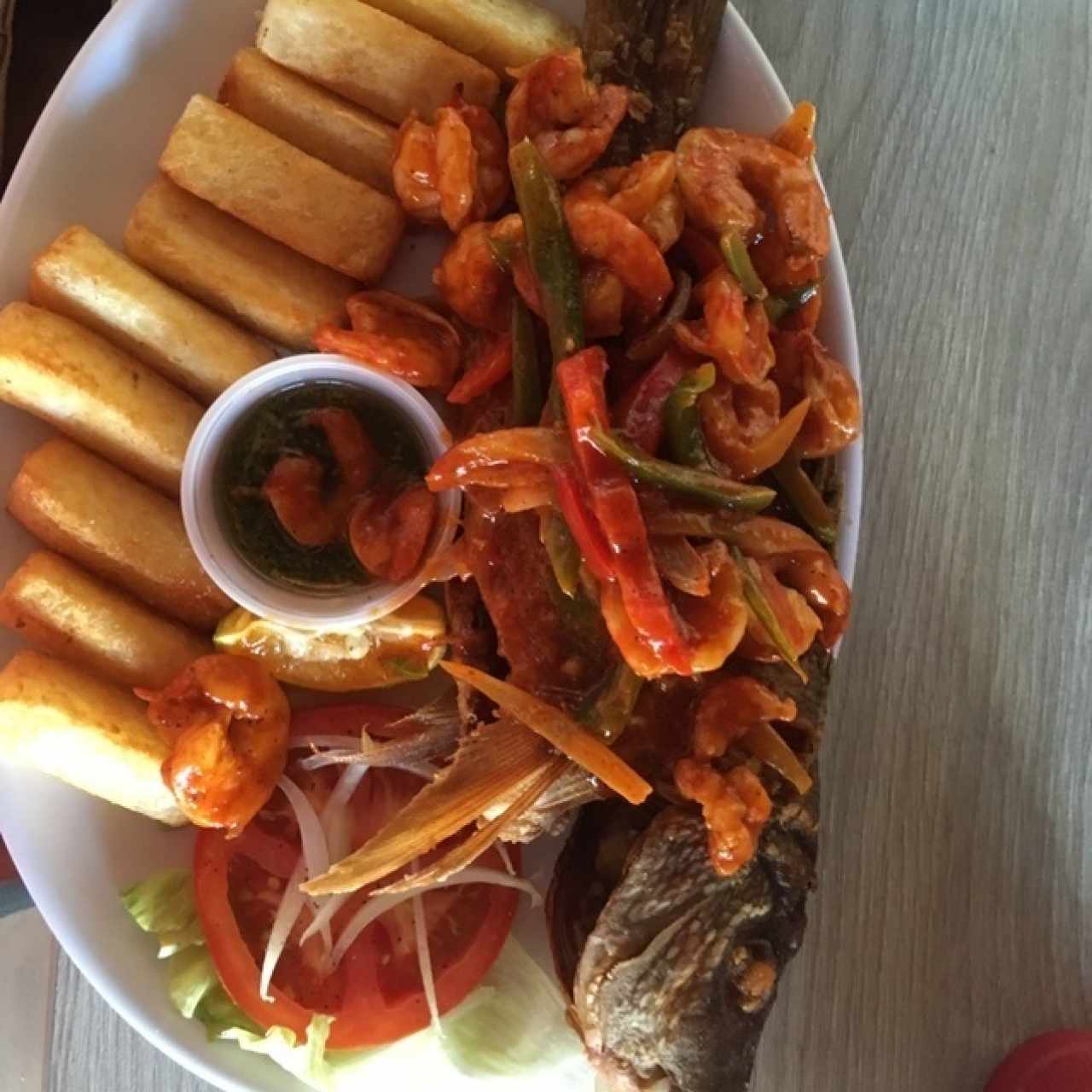 pescado frito a la proa con deliciosas yucas fritas