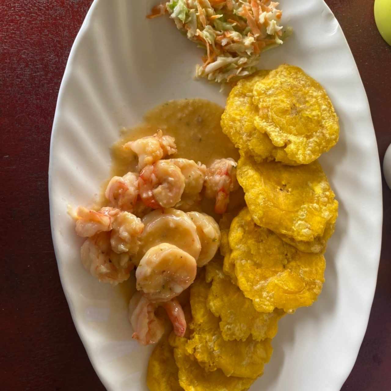 Camarones al ajillo con patacones 