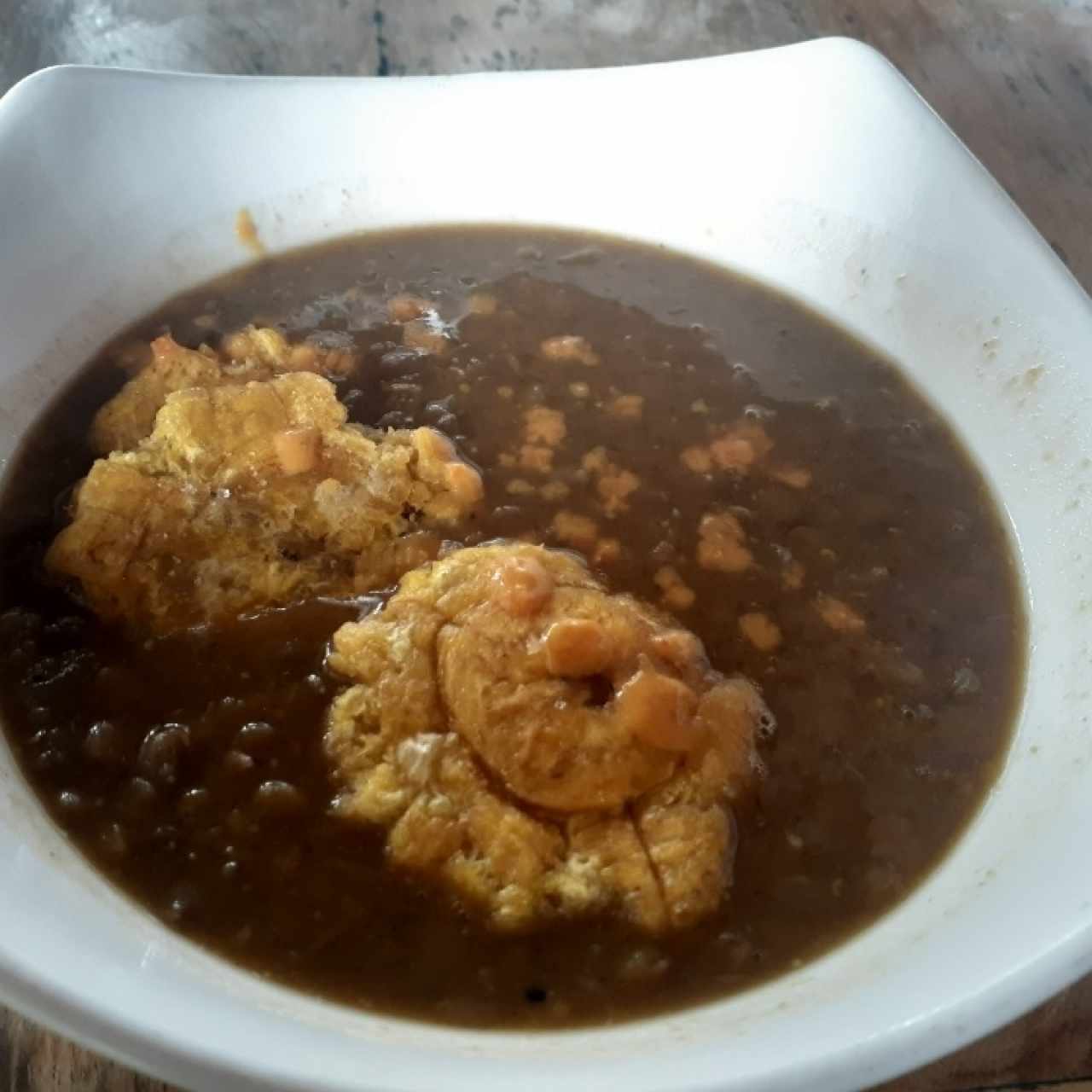 Una rica sopa de lentejas con patacones 