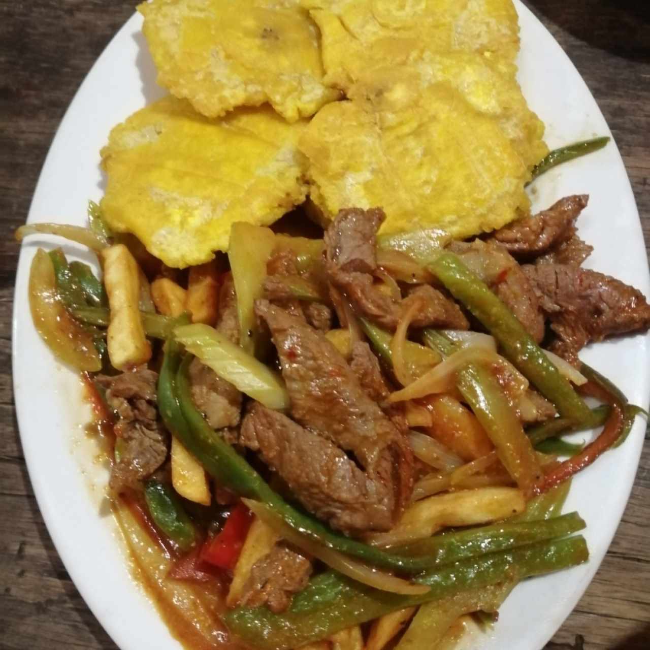 Bistec picado con patacones