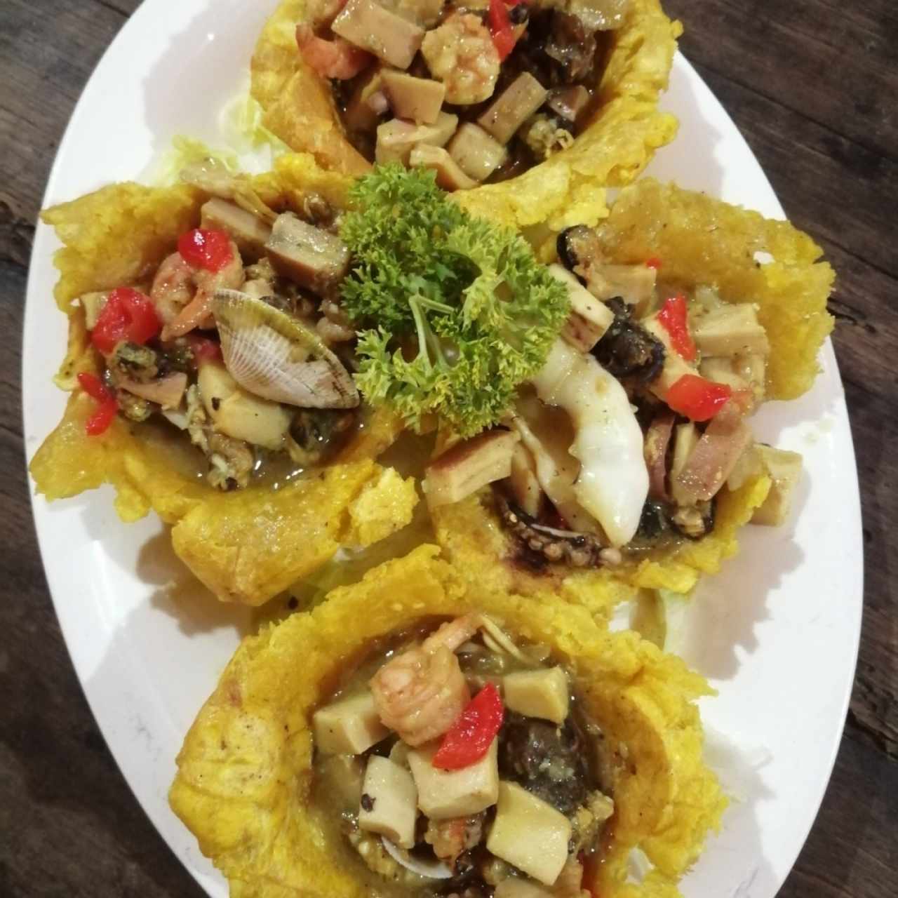 Canastas de plátano rellenas de mixto de mariscos