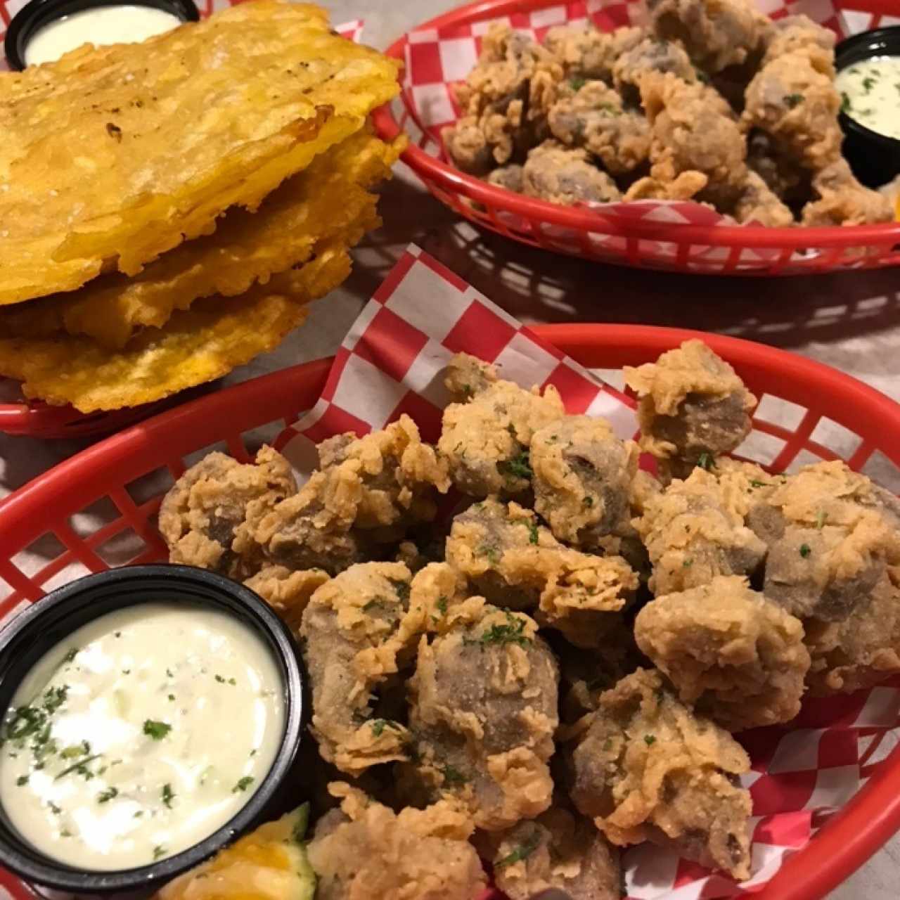 mollejas con patacones y tartara casera