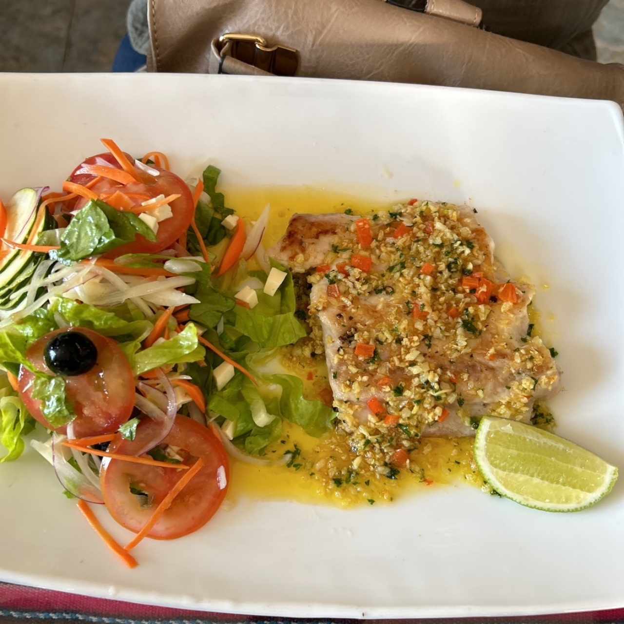 Corvina al ajillo con ensalada 