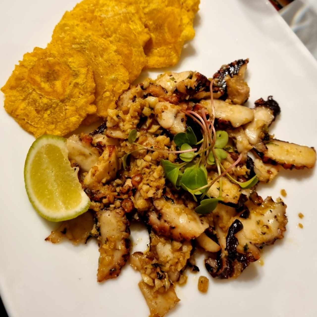 Pulpo al Ajillo con patacones