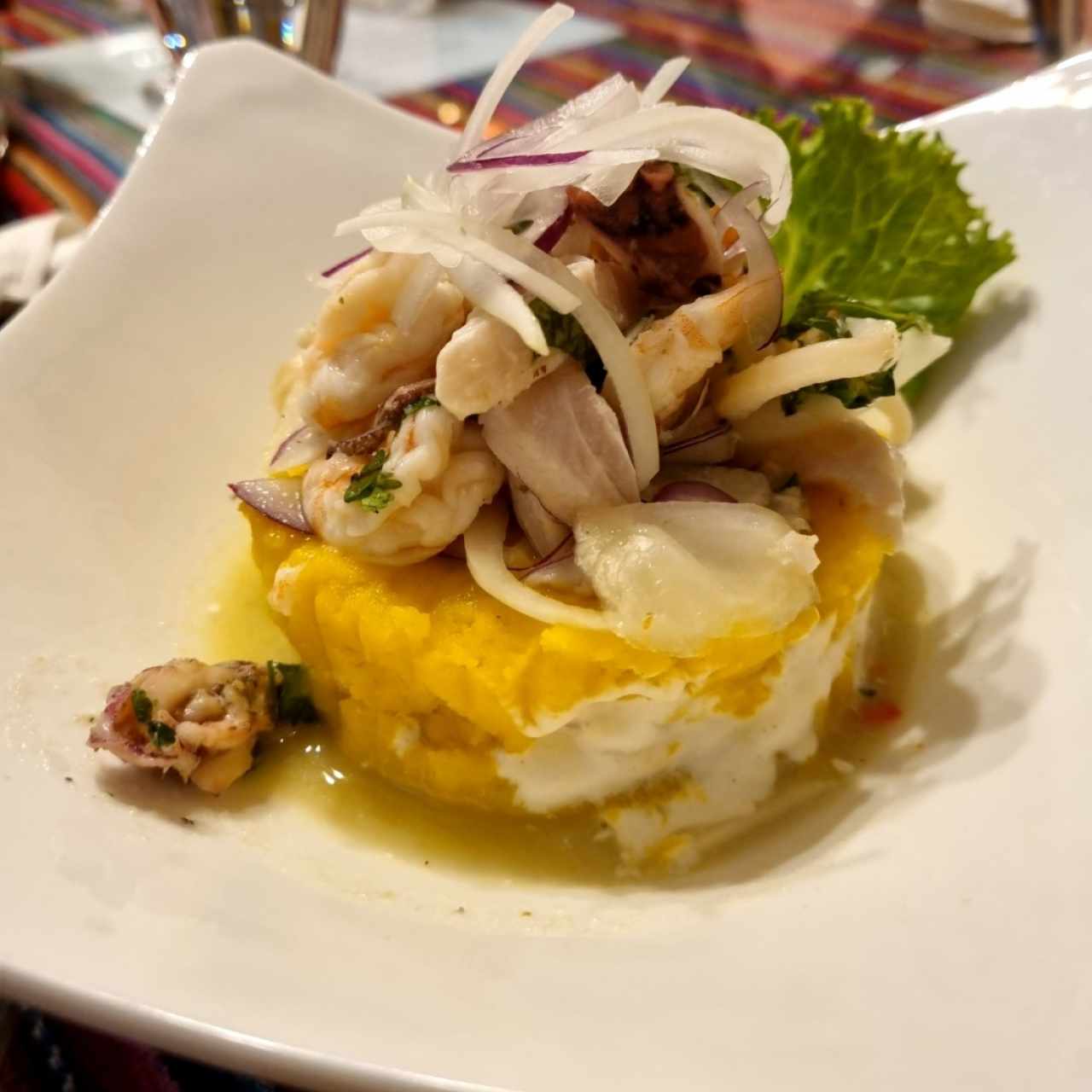  Causa Coronada con Ceviche Mixto