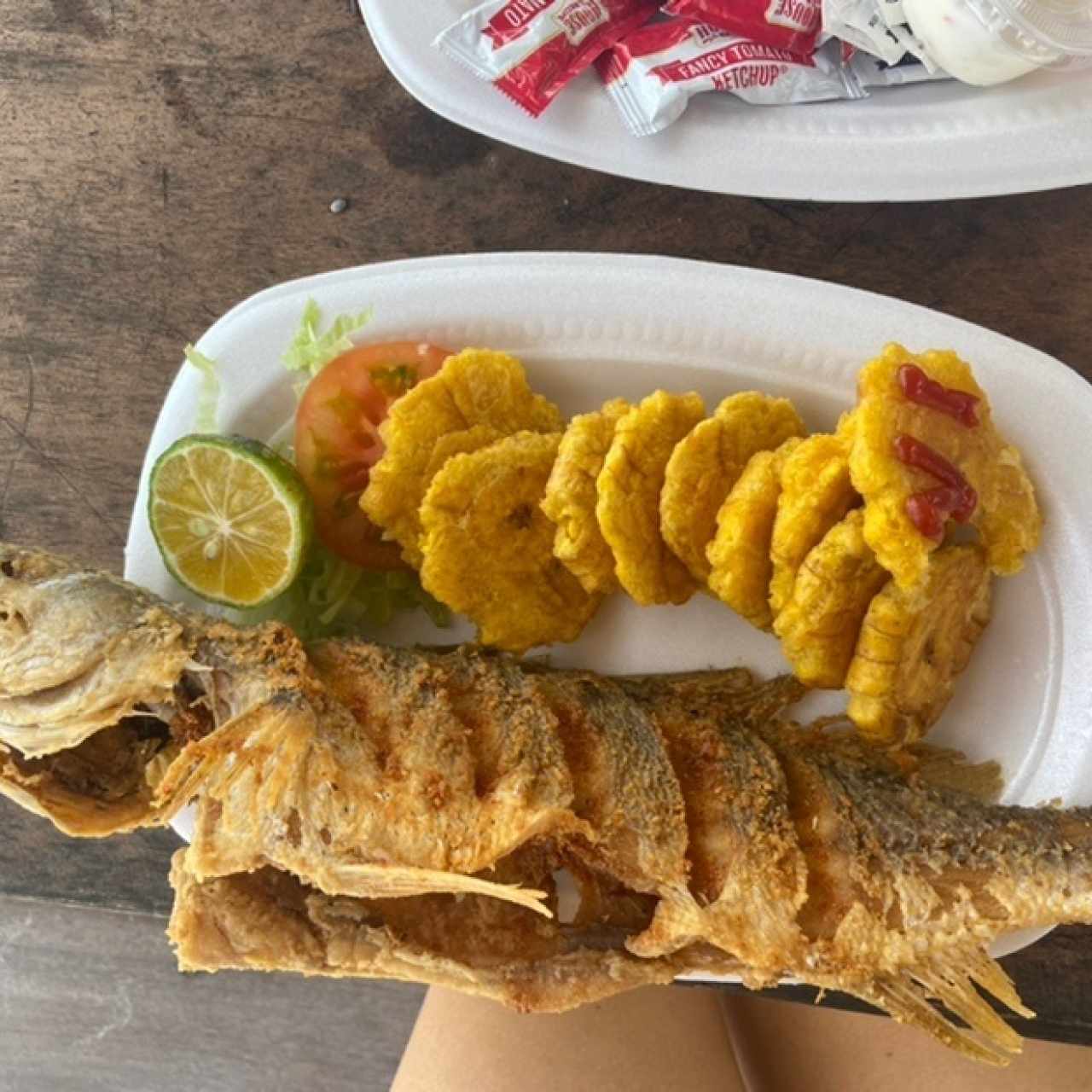 Corvina frita con patacones 