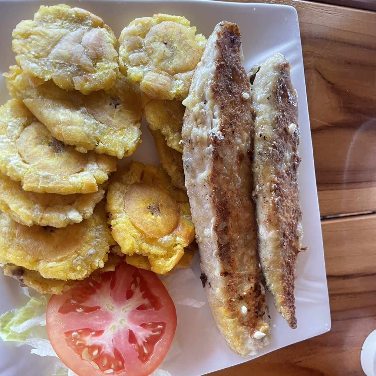 Corvina a la plancha  Patacones 