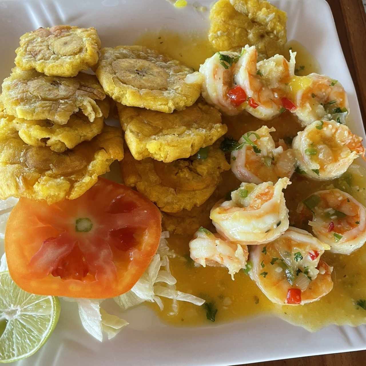 Camarones al ajillo con patacones  