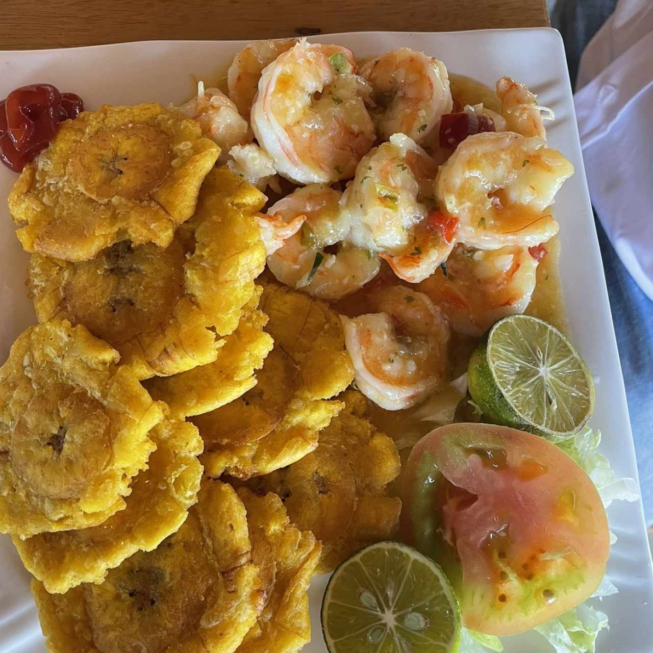 Camarones al ajillo con patacones