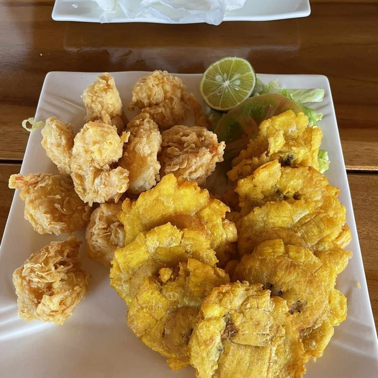 Camarones apanados con patacones