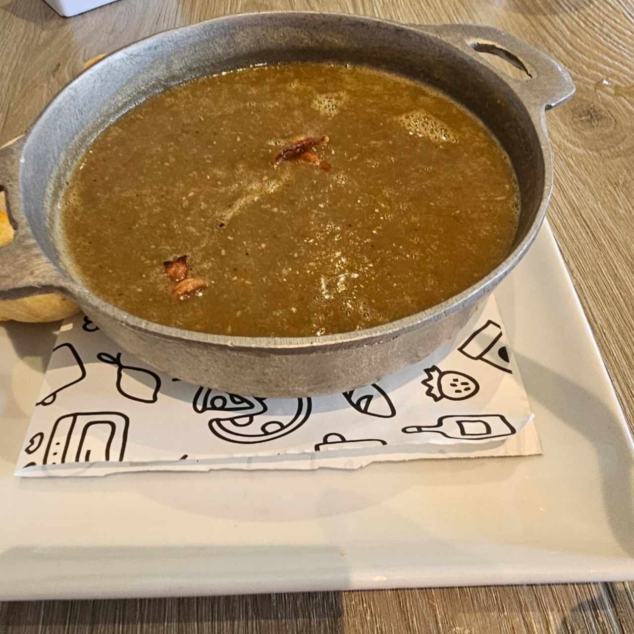 sopa de lentejas.    agrégale picante para más sabor.