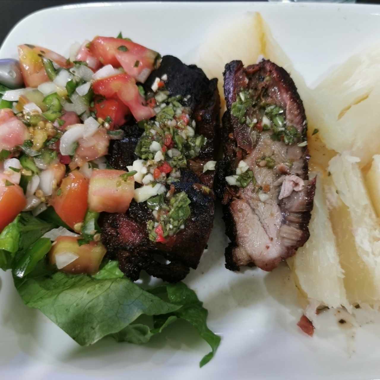 Menú del día (viernes) puerco ahumado, yuca y ensalada verde