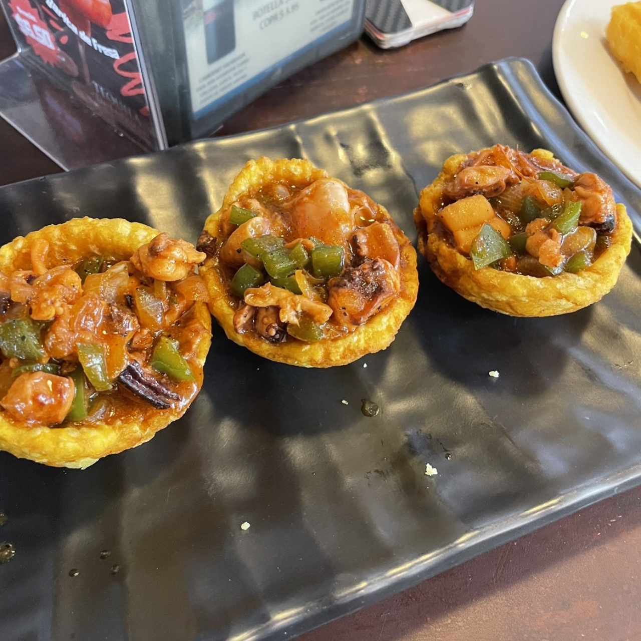 Patacones rellenos de mariscos