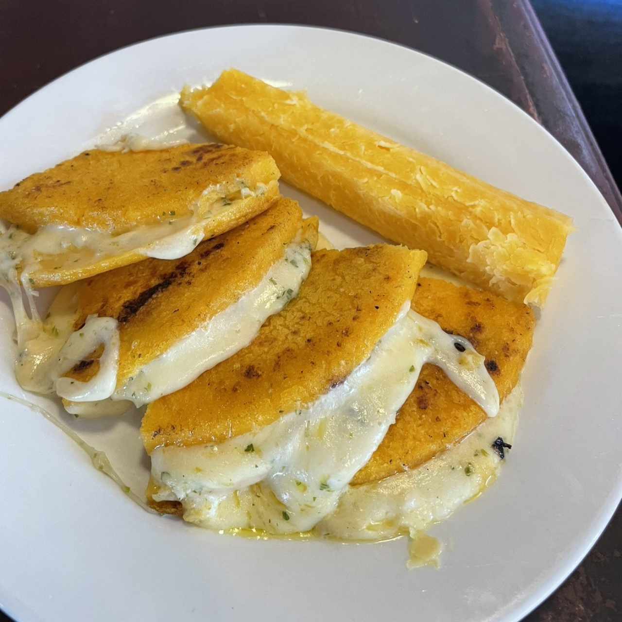 Arepa rellena de queso y un bollo