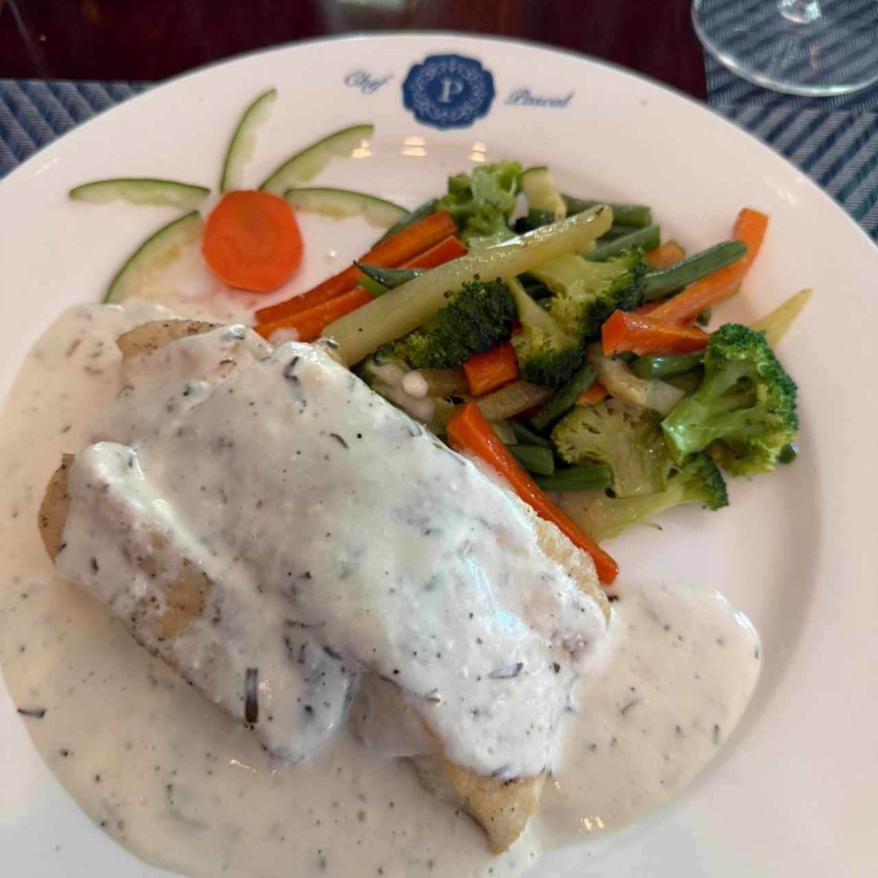 Filete de Pescado del día en salsa (Pomodoro o Alcaparras o Eneldo)