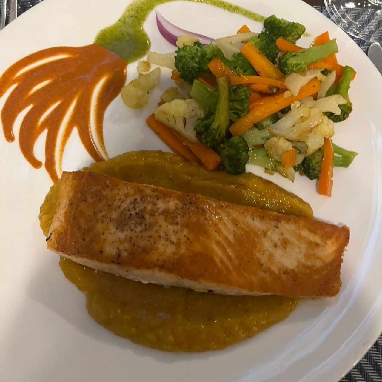 Salmón con chutney de mango y curry y vegetales 