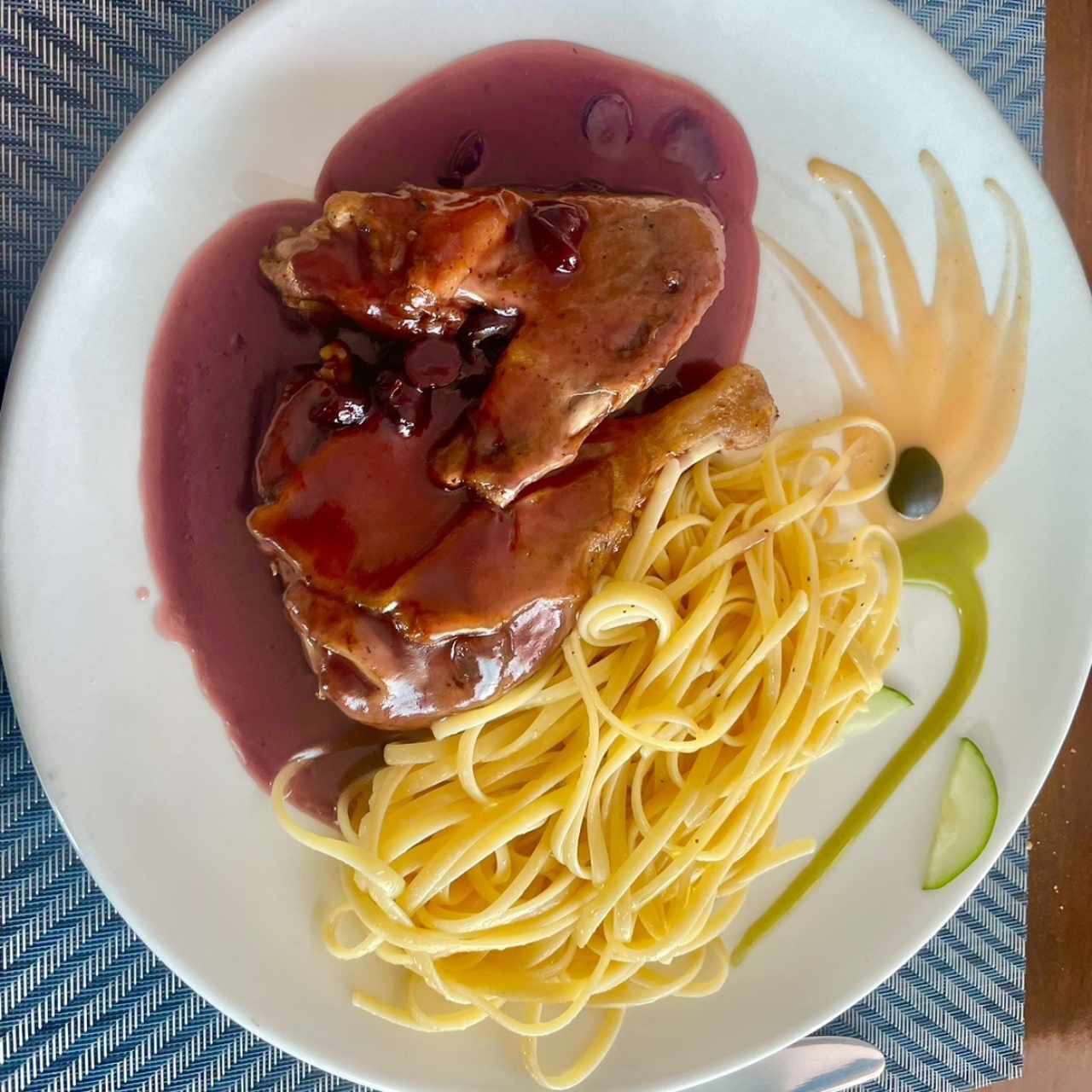 Confit de Pato en Salsa de Arándanos con Linguini