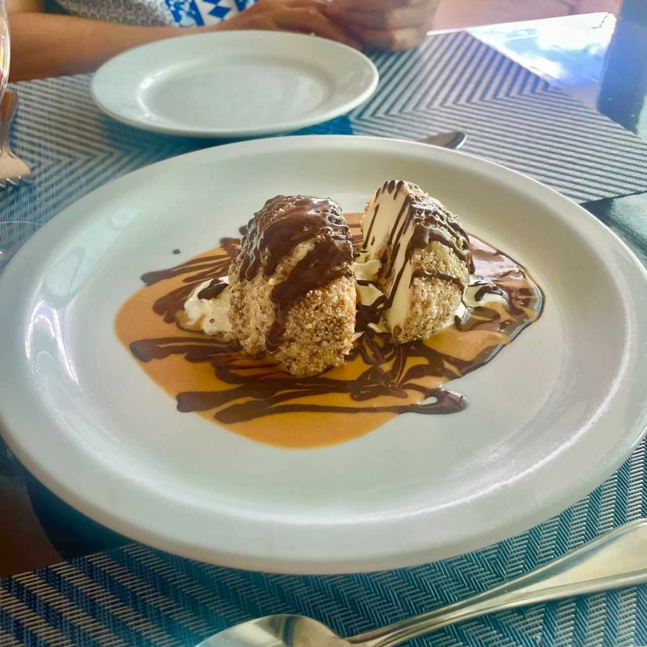 Misterio Relleno de Ferrero Rocher, Apanado con Nueces Variadas sobre Salsa de Caramelo