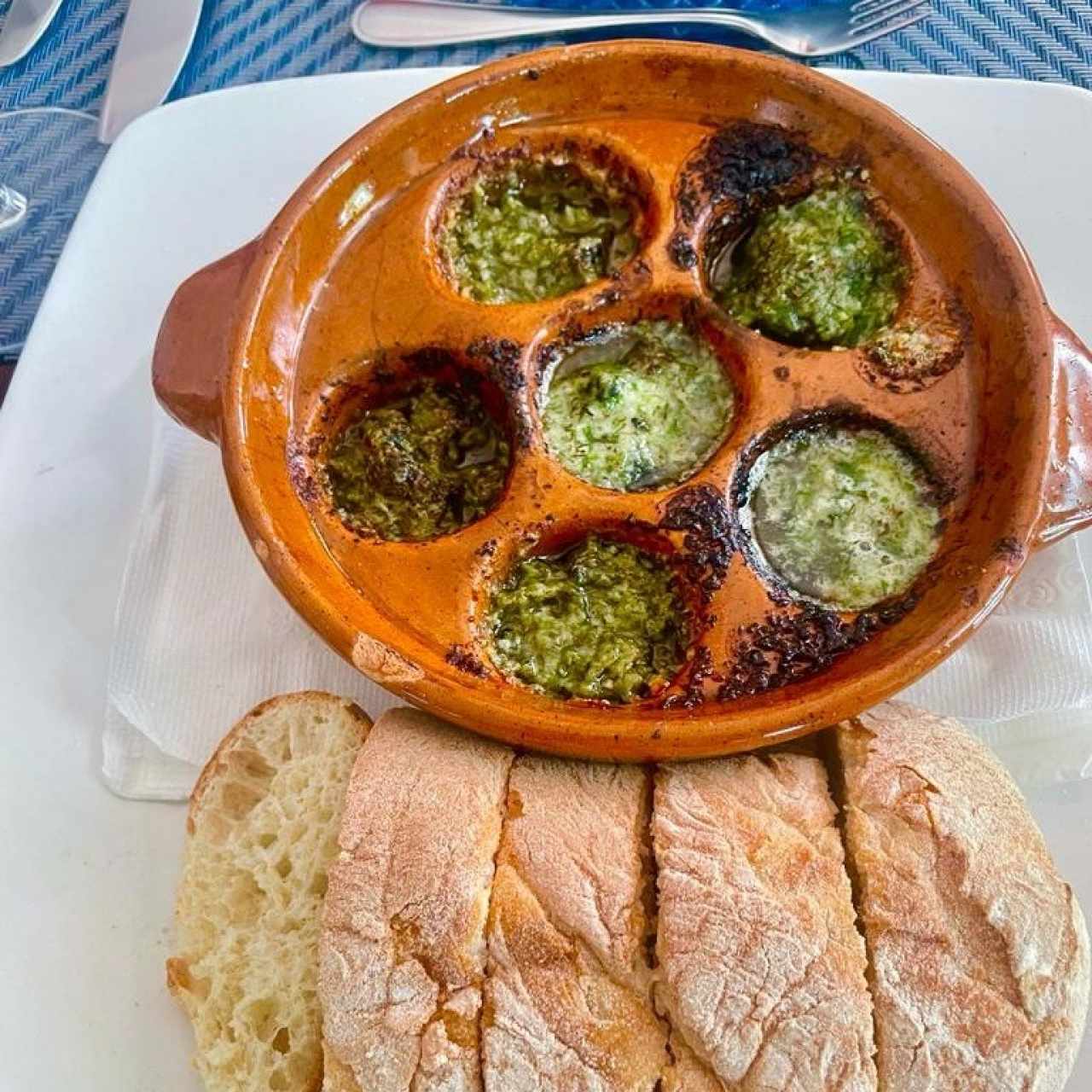 Caracoles Gratinados con Mantequilla de Ajo