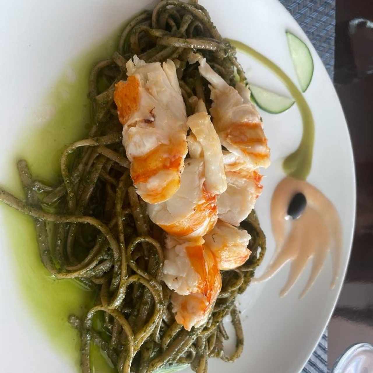 Langosta en Medallones sobre Fettuccine al Pesto