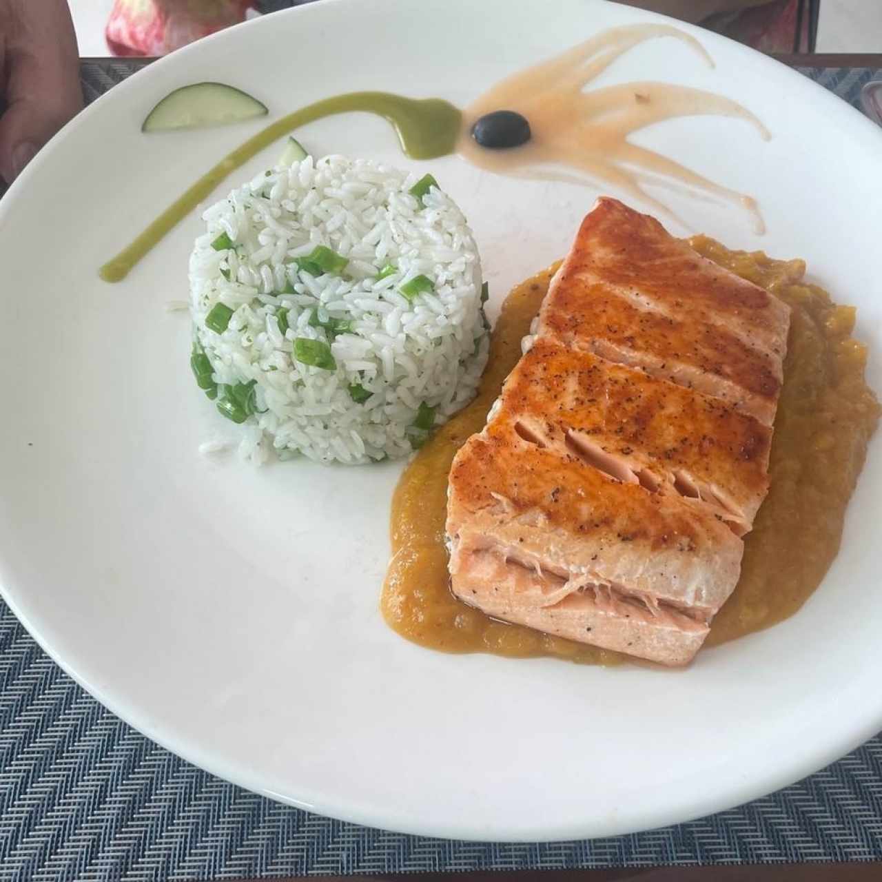 Filete de Salmon sobre Chutney de Mango en Salsa de Pimienta Rosada