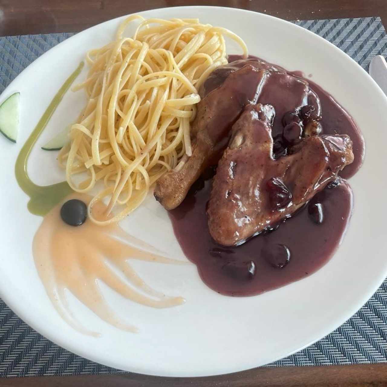 Confit de Pato en Salsa de Arándanos con Linguini 