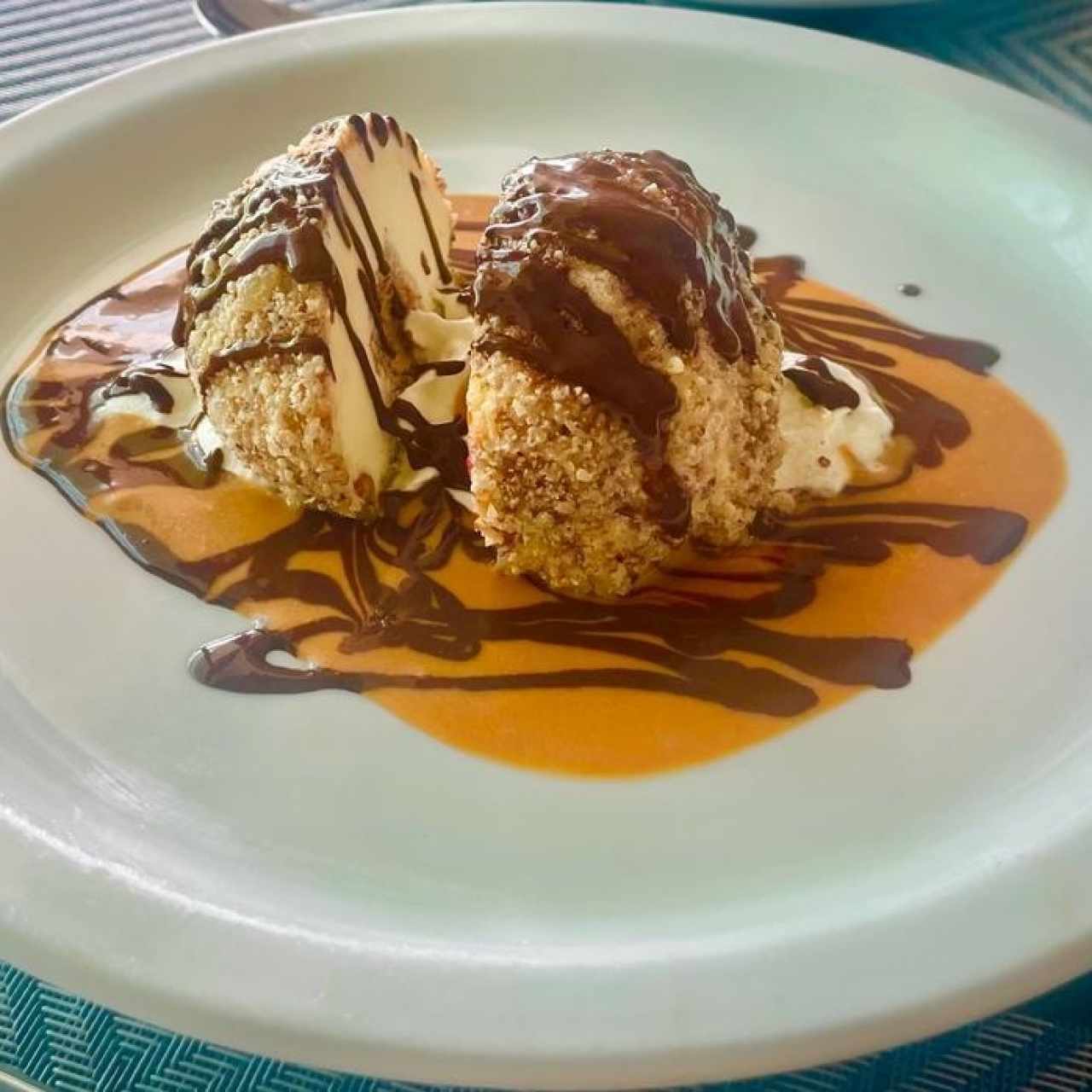 Misterio Relleno de Ferrero Rocher, Apanado con Nueces Variadas sobre Salsa de Caramelo