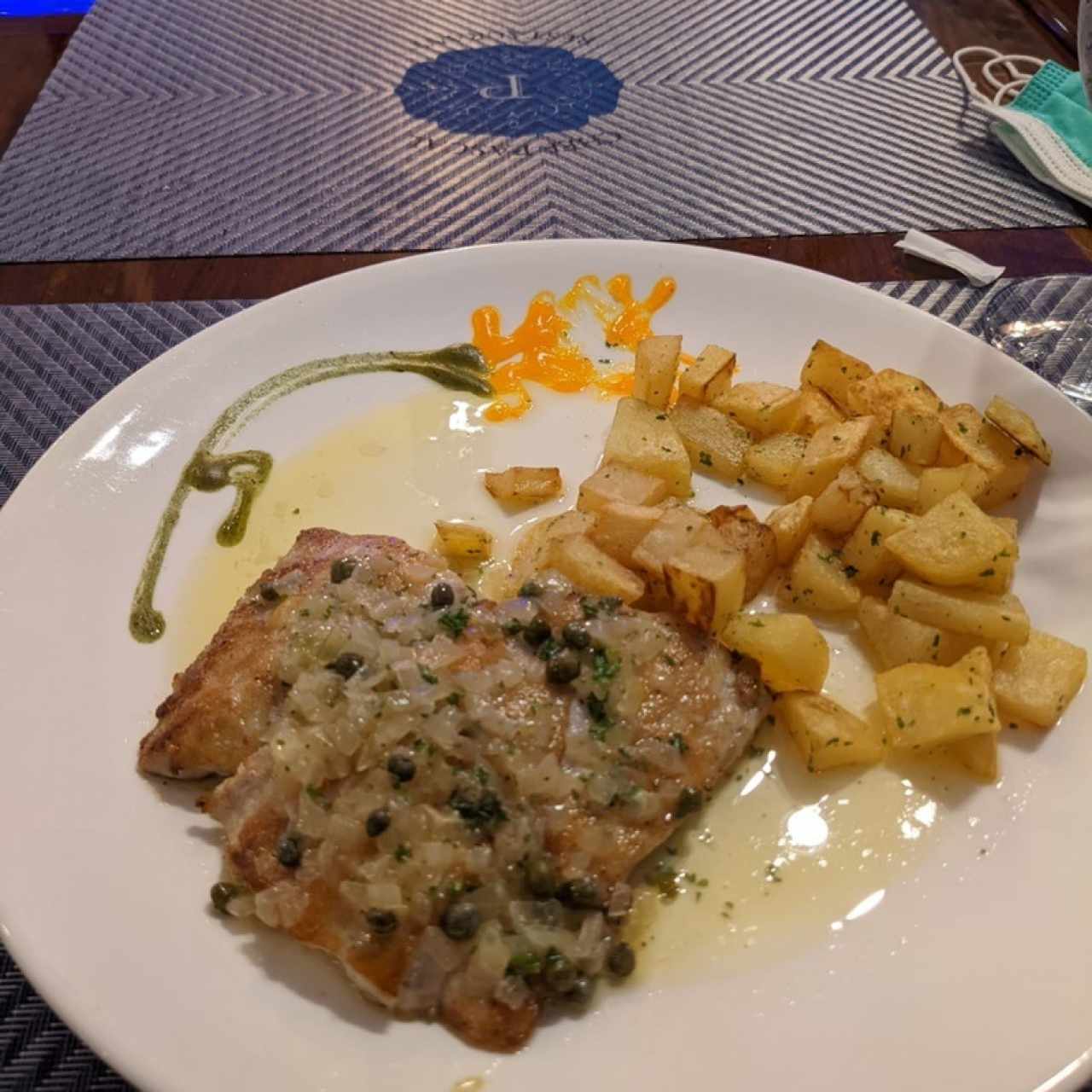 Filete de corvina en salsa de alcaparas y papas salteadas