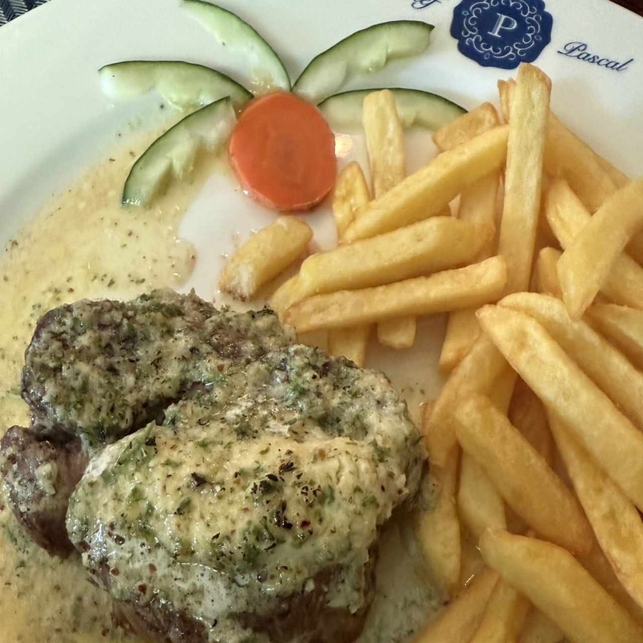 Filete de Res con Trio de Hongos y romero fresco,en Salsa de vino Bordeaux