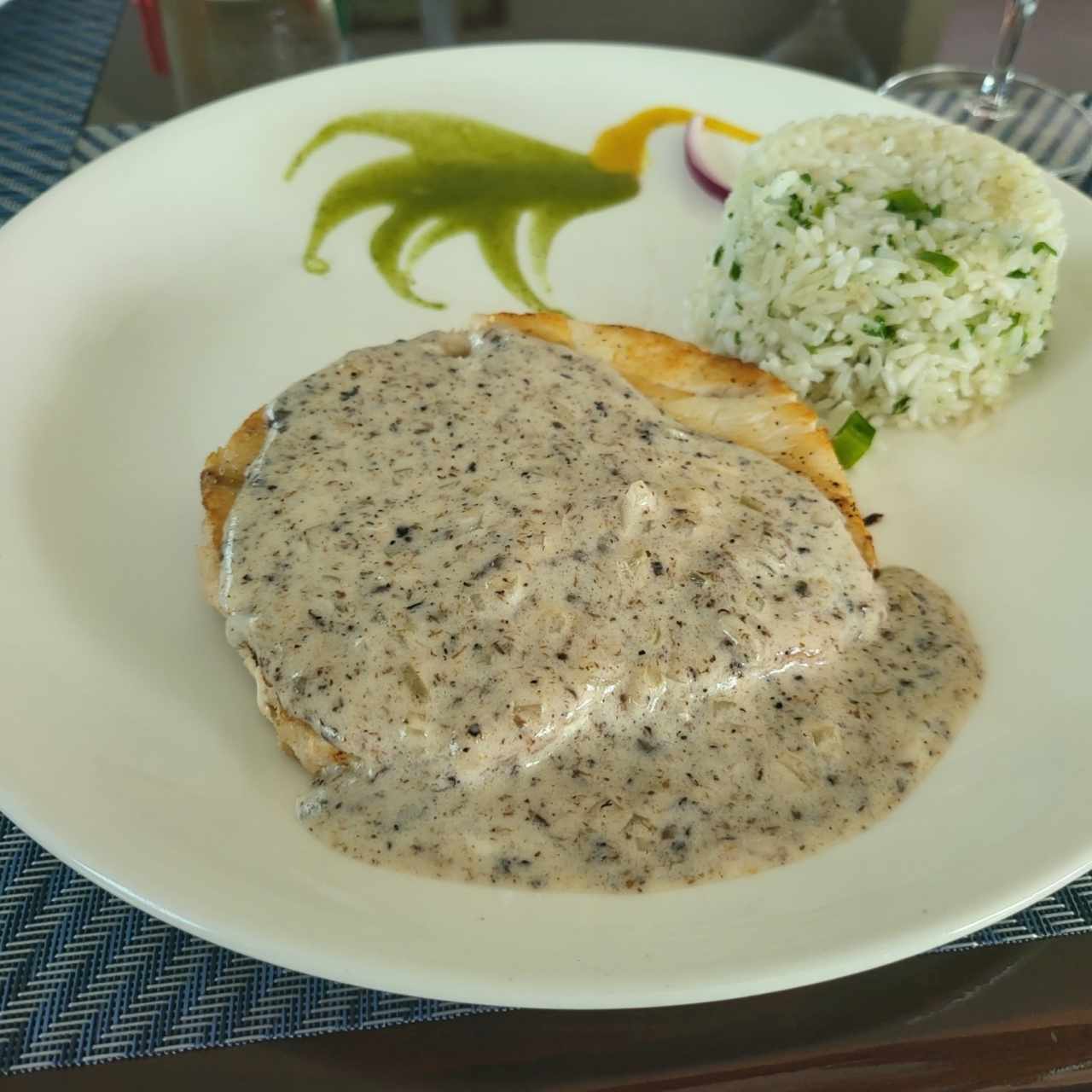 Filete de pescado del día en salsa de eneldo