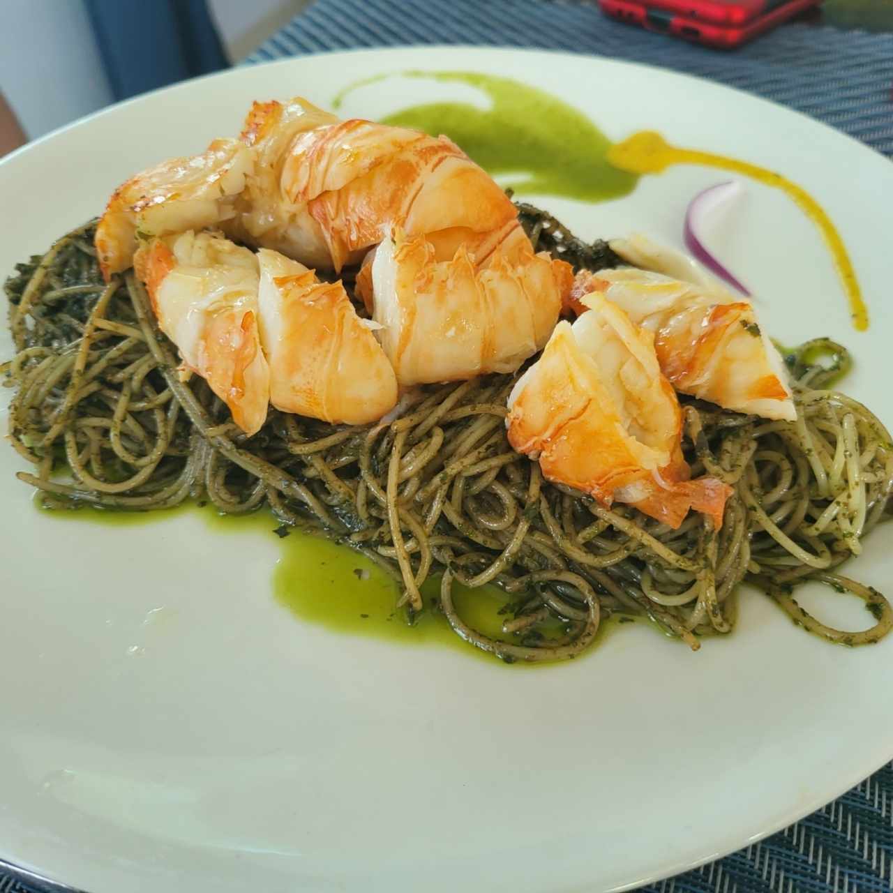 Langosta en medallones sobre spaghettini al pesto