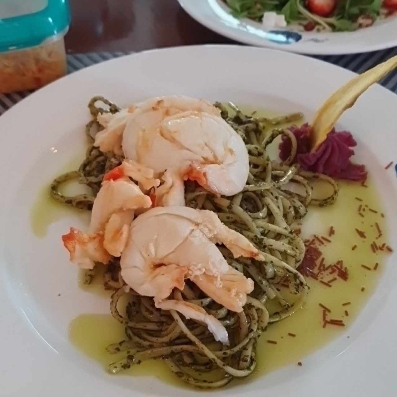 Langosta en Medallones sobre fetuccine al Pesto