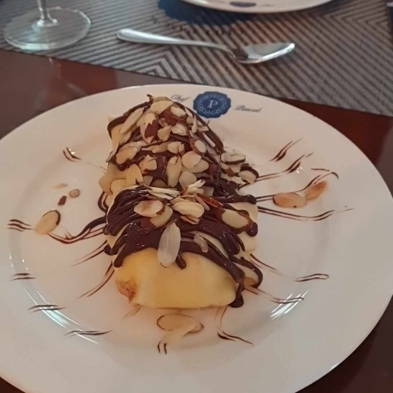 Crepes Rellena de Nutella y Helado de Vainilla Coronado de Almendras tostadas