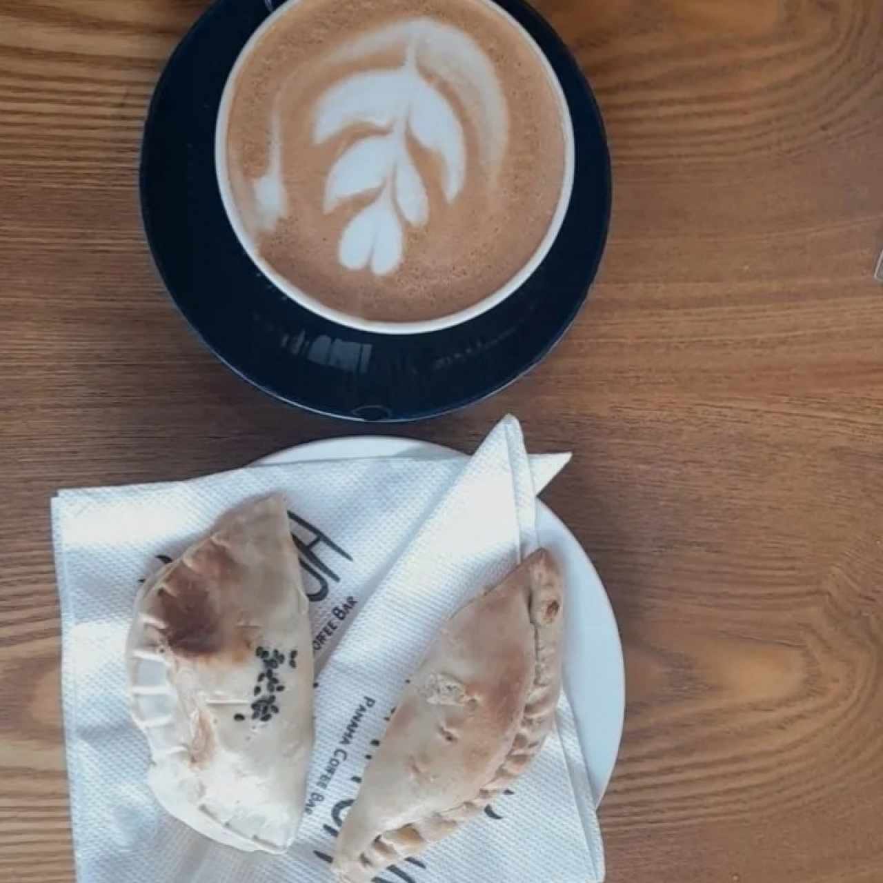 Capuchino y empanadas 