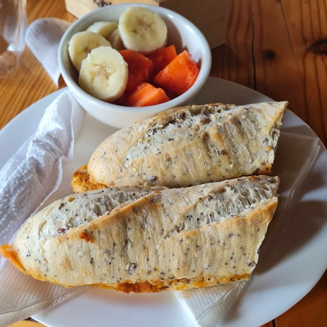 de salmón y ensalada fruta