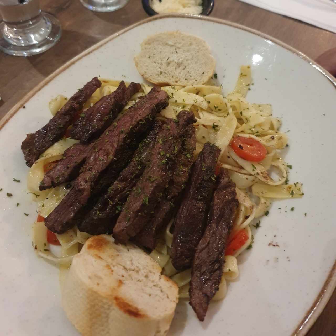 Entraña con pasta