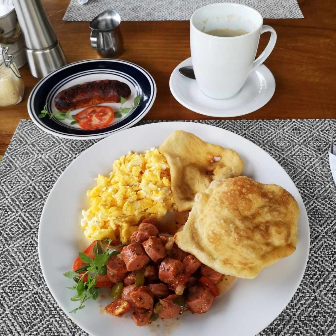 Desayuno típico. Aparte, chorizo tableño 